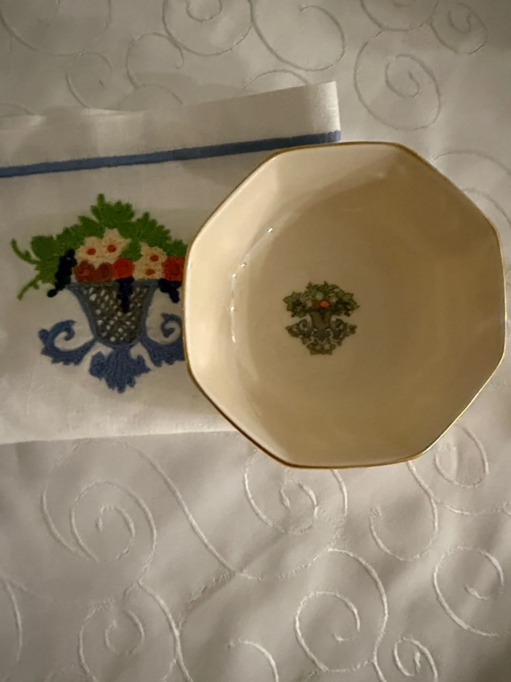 Lenox “Autumn” Octagonal Bowl with matching linen embroidered placemat - Picture 5 of 5